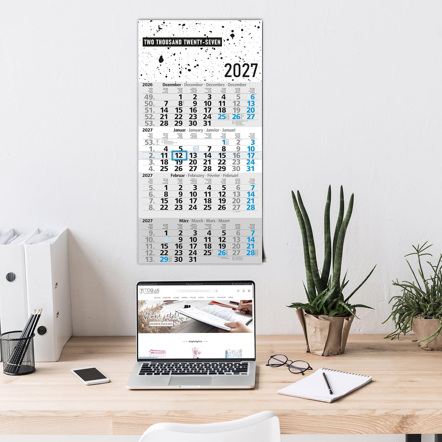 TOBJA® 4 Month Calendar 2027 Wall Calendar Design - Splatter Look with Blue Date Slider, FSC-Certified, 4 Languages DE/EN/FR/NL, 30 x 59 cm, for Office, Sales & Home Office – Bild 5